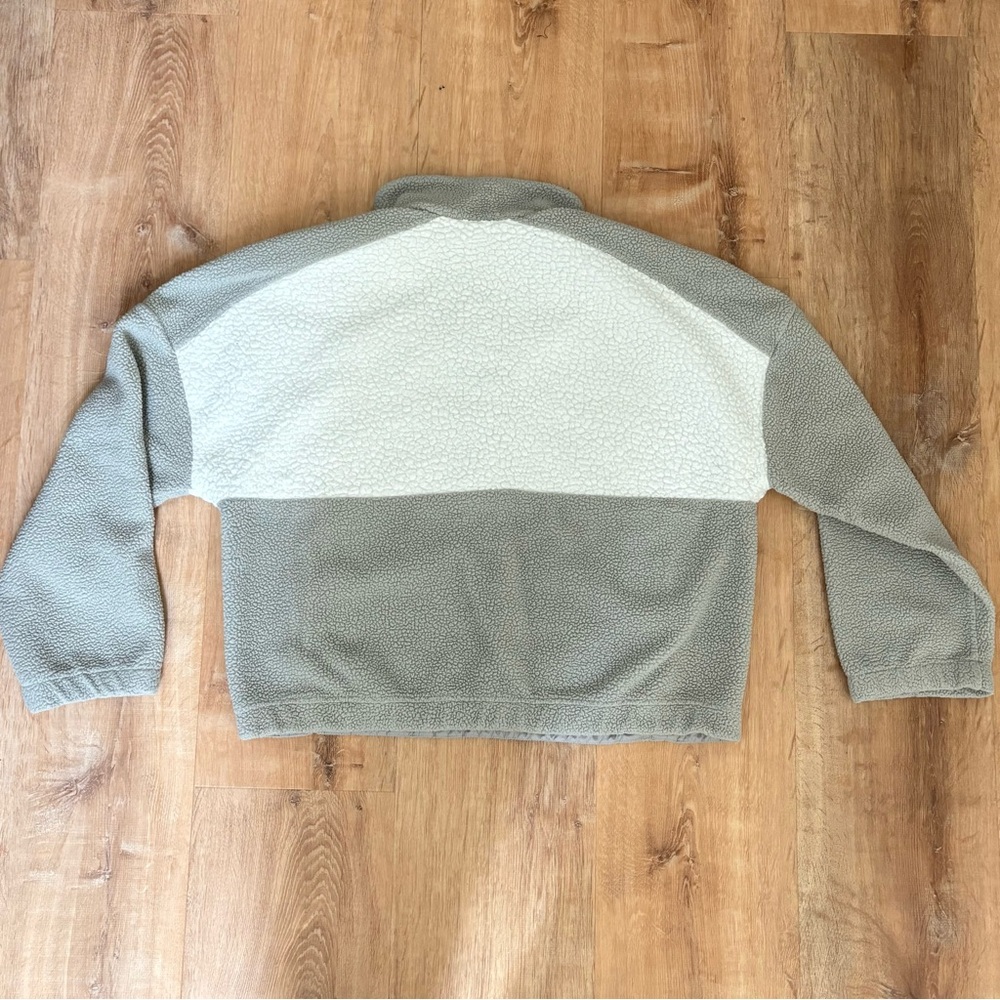 Columbia Women’s Colorblock Cropped Fleece Pullover - Light Gray & Cream - Picture 3 of 6